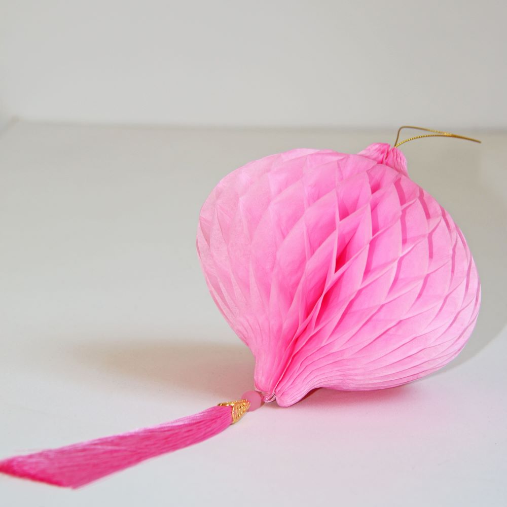 Бумажное украшение Шар-соты с кисточкой 15 см, розовый Бумажное украшение Шар-соты с кисточкой 15 см, розовый